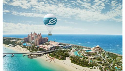 Balão leva viajantes para conhecer Dubai das alturas