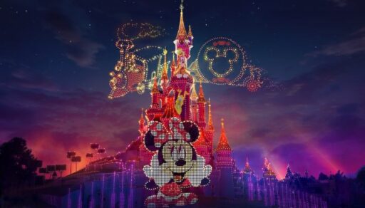 Disneyland Paris começa 2024 com desfile espetacular de drones e novo show