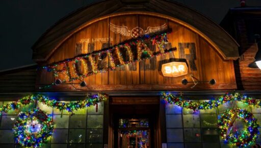 Disney Springs celebra as festas de fim de ano com decoração especial no Jock Lindsey’s Hangar Bar